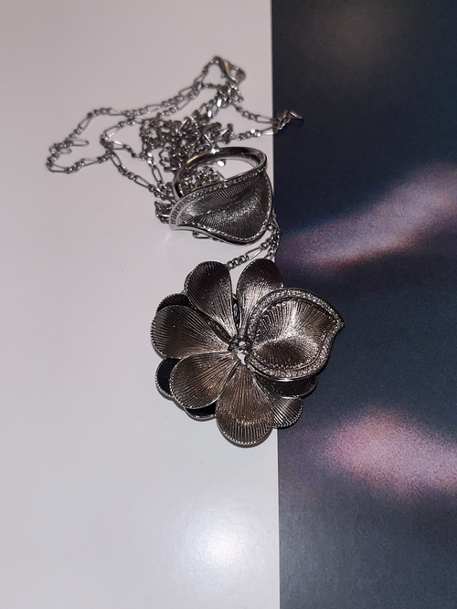 FLOWER NECKLACE